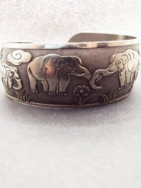 SILVERY RAISED SAFARI ELEPHANTS PARADING AROUND YOUR WRIST CUFF BRACELET 40B